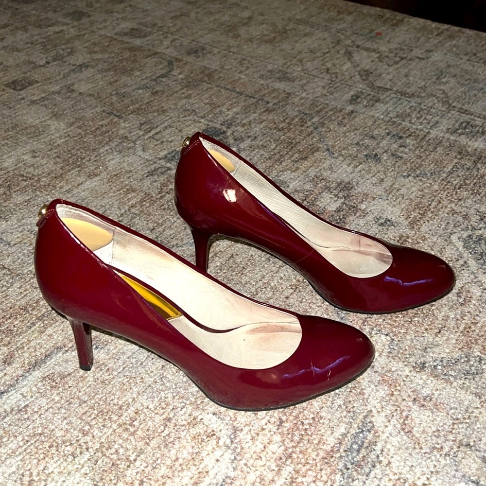 MICHAEL KORRS burgundy patent pumps size 8
